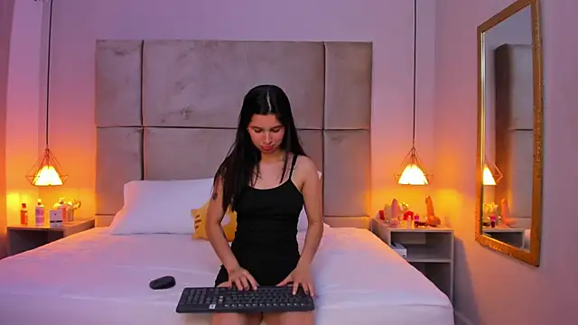 lucianasmith  online show from 09.27.25