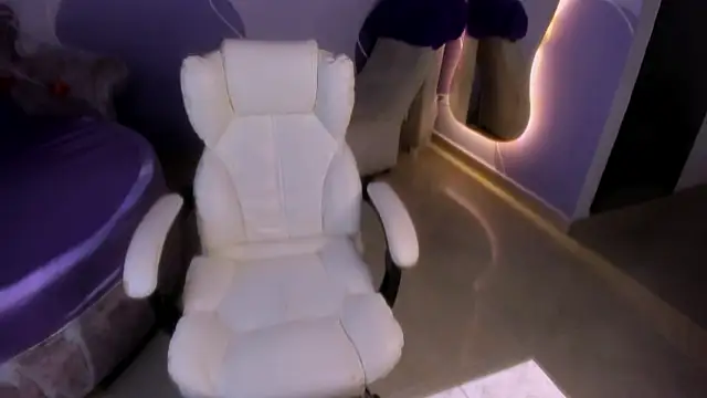 auroracute02 online show from 10.20.25