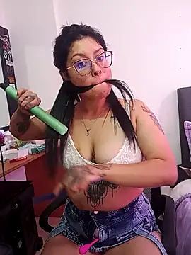 DaniPoison online show from 10.19.25