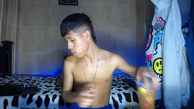 Snapshot of dareck_18 chatting on 02.26.26 dareck 18 online show from 02.26.26