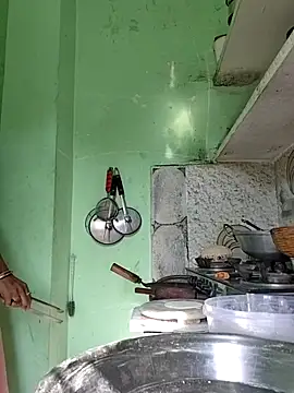 Hotty-Nidhi online show from 12.18.25