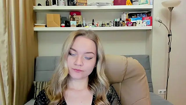 Snapshot of Kara_Smith_ chatting on 12.13.24 Kara Smith online show from 12.13.24