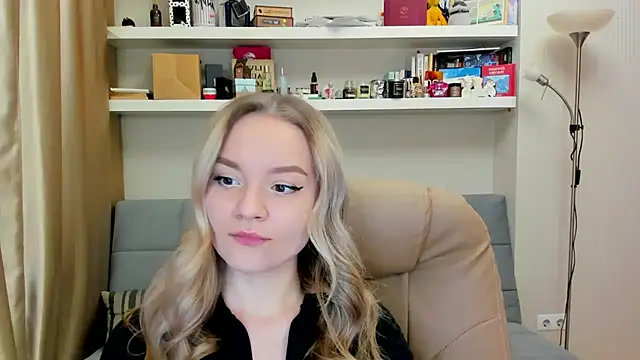 Snapshot of Kara_Smith_ chatting on 12.14.24 Kara Smith online show from 12.14.24