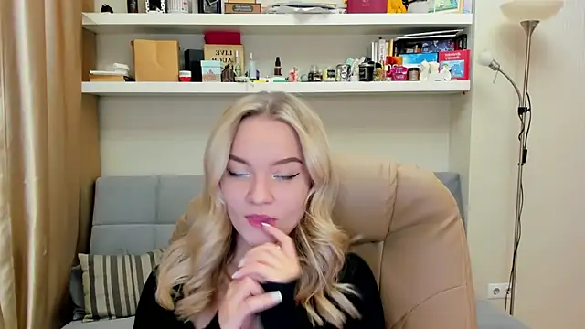 Snapshot of Kara_Smith_ chatting on 02.16.25 Kara Smith online show from 02.16.25