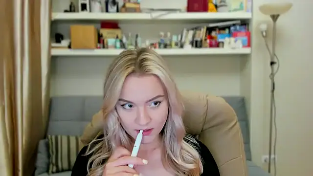 Snapshot of Kara_Smith_ chatting on 09.11.25 Kara Smith online show from 09.11.25