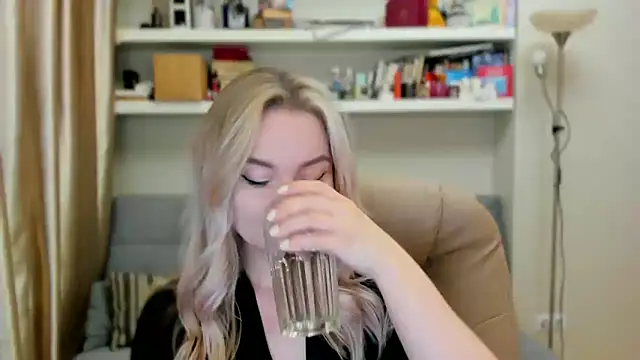 Snapshot of Kara_Smith_ chatting on 09.12.25 Kara Smith online show from 09.12.25