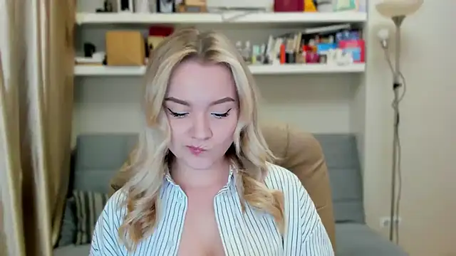 Snapshot of Kara_Smith_ chatting on 09.19.25 Kara Smith online show from 09.19.25