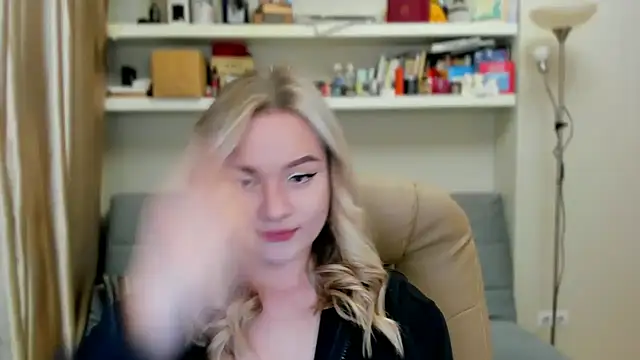 Snapshot of Kara_Smith_ chatting on 10.02.25 Kara Smith online show from 10.02.25