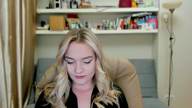 Snapshot of Kara_Smith_ chatting on 10.04.25 Kara Smith online show from 10.04.25