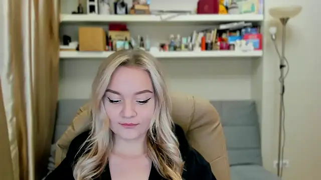 Snapshot of Kara_Smith_ chatting on 10.09.25 Kara Smith online show from 10.09.25