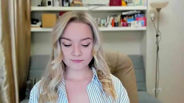 Snapshot of Kara_Smith_ chatting on 10.12.25 Kara Smith online show from 10.12.25