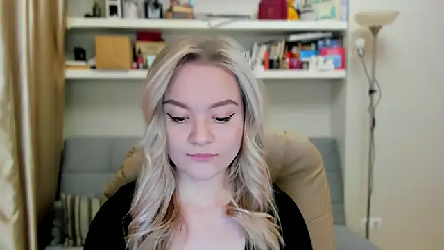 Snapshot of Kara_Smith_ chatting on 10.18.25 Kara Smith online show from 10.18.25