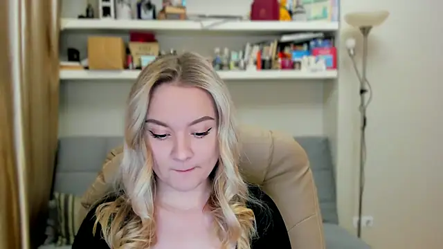 Snapshot of Kara_Smith_ chatting on 10.22.25 Kara Smith online show from 10.22.25