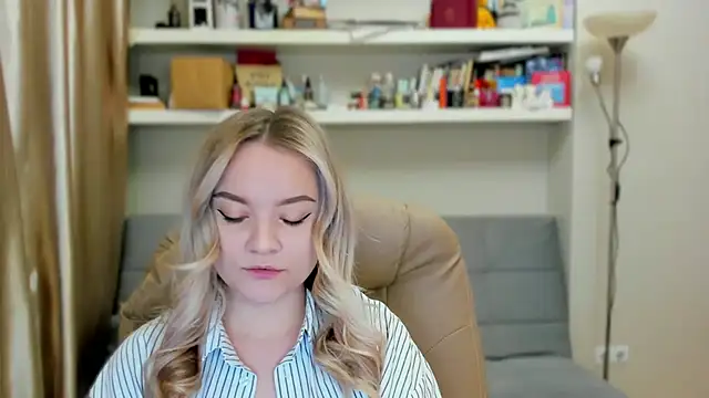 Snapshot of Kara_Smith_ chatting on 10.26.25 Kara Smith online show from 10.26.25