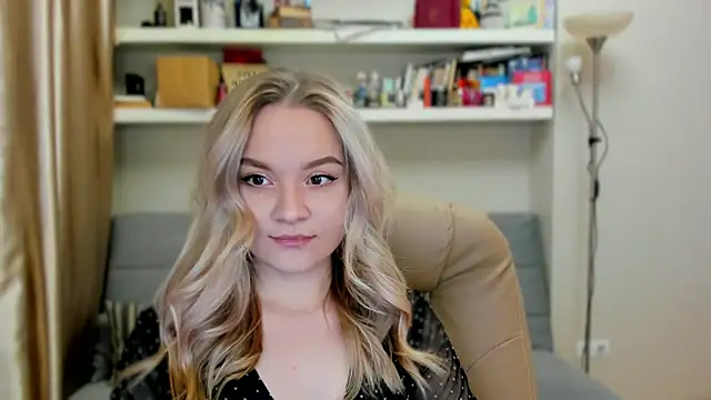 Snapshot of Kara_Smith_ chatting on 10.31.25 Kara Smith online show from 10.31.25