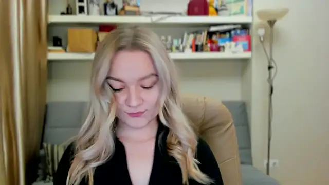 Snapshot of Kara_Smith_ chatting on 11.03.25 Kara Smith online show from 11.03.25