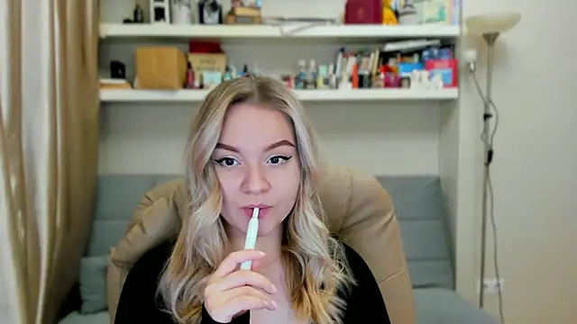 Snapshot of Kara_Smith_ chatting on 11.14.25 Kara Smith online show from 11.14.25