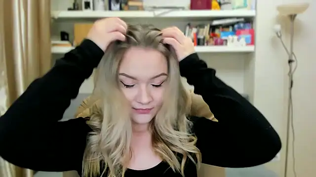 Snapshot of Kara_Smith_ chatting on 11.30.25 Kara Smith online show from 11.30.25