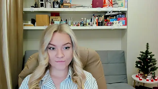 Snapshot of Kara_Smith_ chatting on 12.13.25 Kara Smith online show from 12.13.25