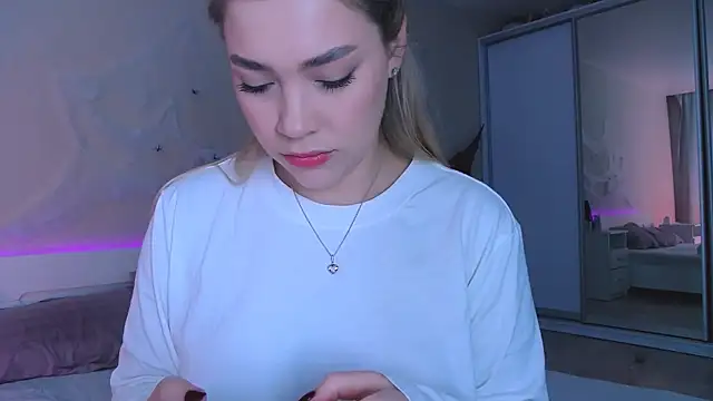 Snapshot of DIANAxxxDIAMOND chatting on 10.30.25 DIANAxxxDIAMOND online show from 10.30.25