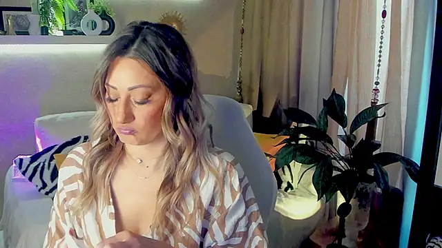 Snapshot of SarahAlluring chatting on 05.10.26 SarahAlluring online show from 05.10.26