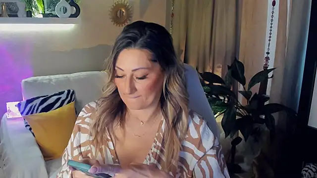 Snapshot of SarahAlluring chatting on 05.14.26 SarahAlluring online show from 05.14.26