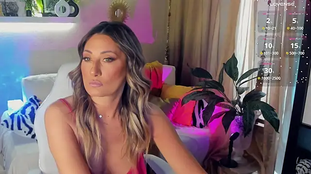 Snapshot of SarahAlluring chatting on 05.18.26 SarahAlluring online show from 05.18.26