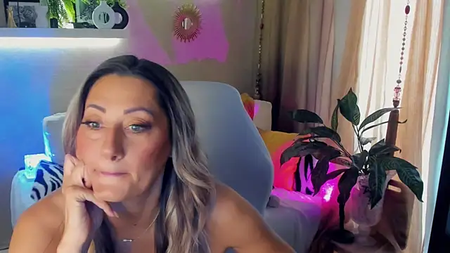 Snapshot of SarahAlluring chatting on 06.07.26 SarahAlluring online show from 06.07.26