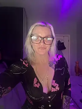 Snapshot of Curvy-Cleo chatting on 02.10.26 Curvy-Cleo online show from 02.10.26