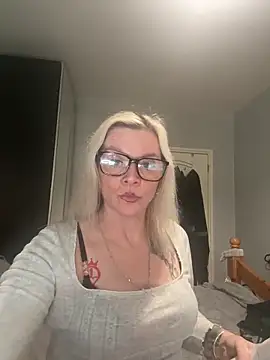 Snapshot of Curvy-Cleo chatting on 02.12.26 Curvy-Cleo online show from 02.12.26