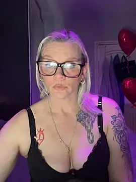 Snapshot of Curvy-Cleo chatting on 02.15.26 Curvy-Cleo online show from 02.15.26