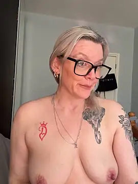 Snapshot of Curvy-Cleo chatting on 02.25.26 Curvy-Cleo online show from 02.25.26