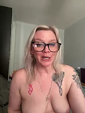 Snapshot of Curvy-Cleo chatting on 03.05.26 Curvy-Cleo online show from 03.05.26