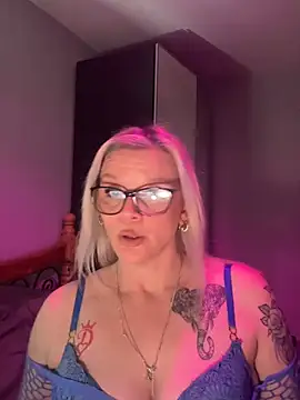 Snapshot of Curvy-Cleo chatting on 04.11.26 Curvy-Cleo online show from 04.11.26