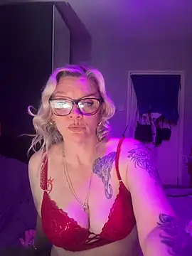 Snapshot of Curvy-Cleo chatting on 04.19.26 Curvy-Cleo online show from 04.19.26