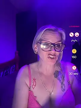 Snapshot of Curvy-Cleo chatting on 04.27.26 Curvy-Cleo online show from 04.27.26