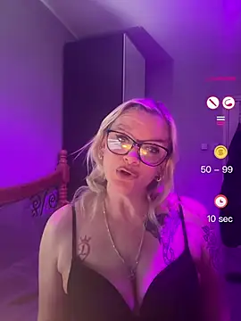 Snapshot of Curvy-Cleo chatting on 04.29.26 Curvy-Cleo online show from 04.29.26