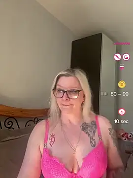 Snapshot of Curvy-Cleo chatting on 05.01.26 Curvy-Cleo online show from 05.01.26