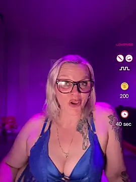 Snapshot of Curvy-Cleo chatting on 06.19.26 Curvy-Cleo online show from 06.19.26