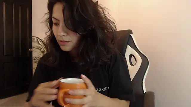 Snapshot of Asaray_T chatting on 06.11.26 Asaray T online show from 06.11.26