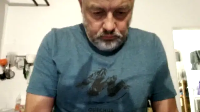 Snapshot of Berg_Boy chatting on 09.30.25 Berg Boy online show from 09.30.25