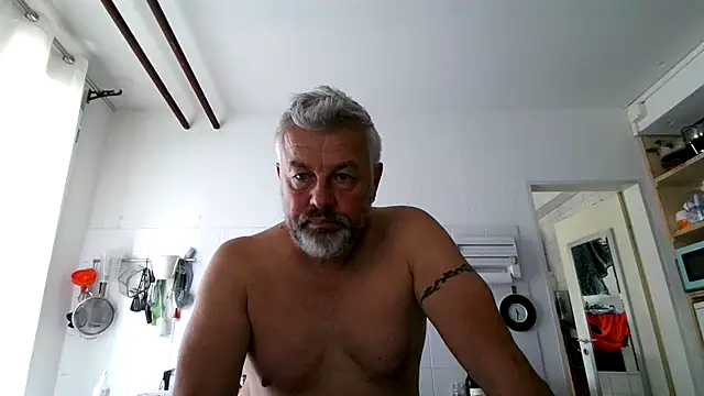 Snapshot of Berg_Boy chatting on 10.10.25 Berg Boy online show from 10.10.25