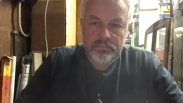 Snapshot of Berg_Boy chatting on 10.17.25 Berg Boy online show from 10.17.25