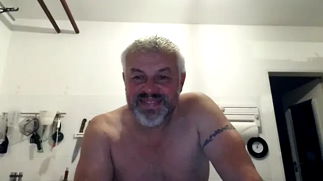 Snapshot of Berg_Boy chatting on 10.20.25 Berg Boy online show from 10.20.25