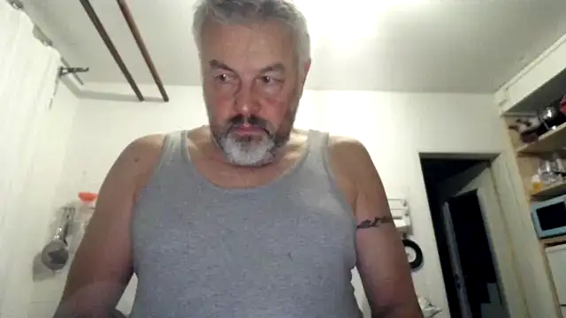 Snapshot of Berg_Boy chatting on 10.27.25 Berg Boy online show from 10.27.25