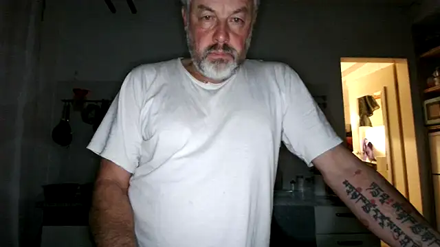 Snapshot of Berg_Boy chatting on 10.28.25 Berg Boy online show from 10.28.25