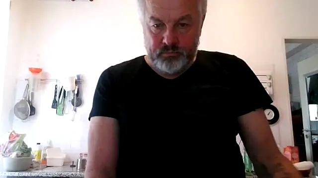 Snapshot of Berg_Boy chatting on 11.24.25 Berg Boy online show from 11.24.25