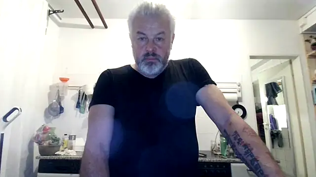 Snapshot of Berg_Boy chatting on 11.26.25 Berg Boy online show from 11.26.25