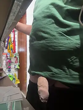 Snapshot of elninio_poya chatting on 12.17.25 elninio poya online show from 12.17.25