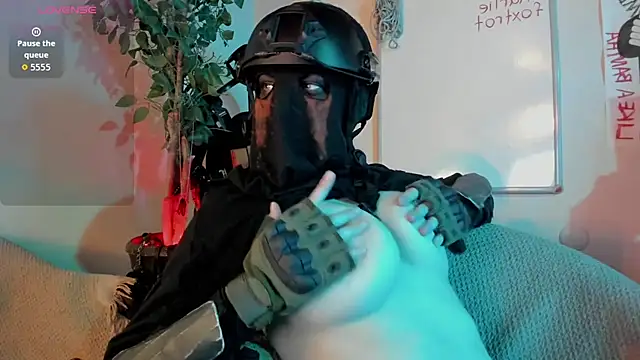 Snapshot of cos_operator chatting on 11.05.25 cos operator online show from 11.05.25